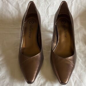 Bella Vita Women's Bronze Pumps size 7. New. Leather Uppers